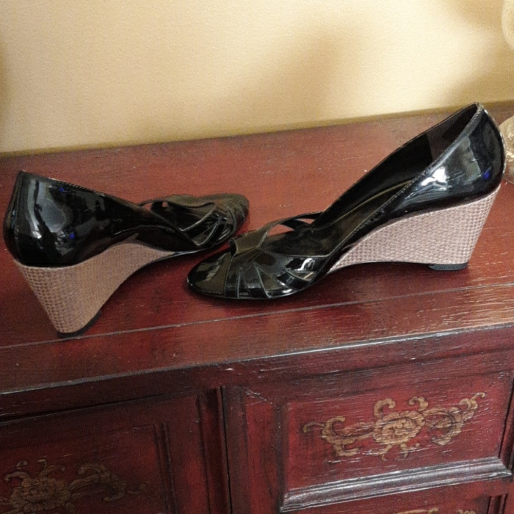 LAUREN RALPH LAUREN PATENT PEEP TOE WEDGES 8